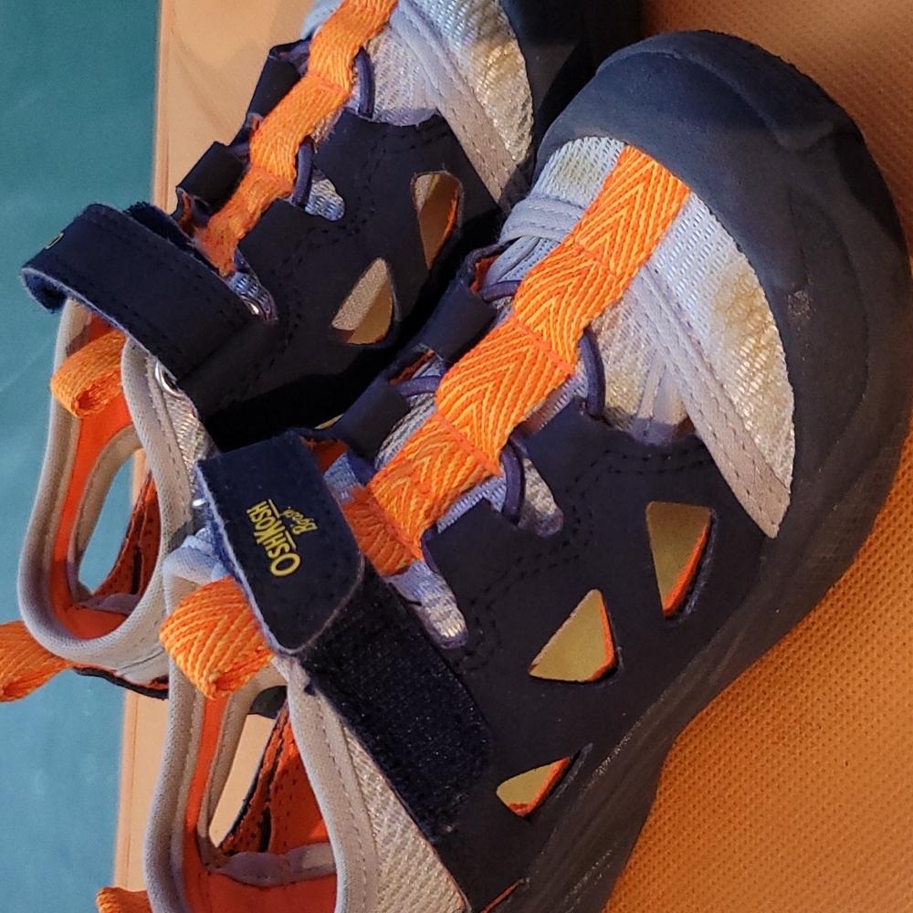 Osh Kosh b'gosh toddler size 8 sandals